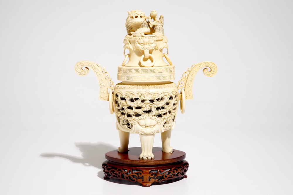 Een Chinese ivoren wierookbrander op houten sokkel, ca. 1900