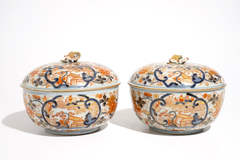 A pair of round Japanese Imari tureens and covers, Edo, early 18th C.