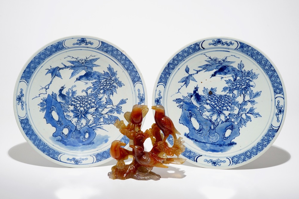 Une paire de plats en porcelaine de Chine bleu et blanc et un groupe en agate, 19/20&egrave;me
