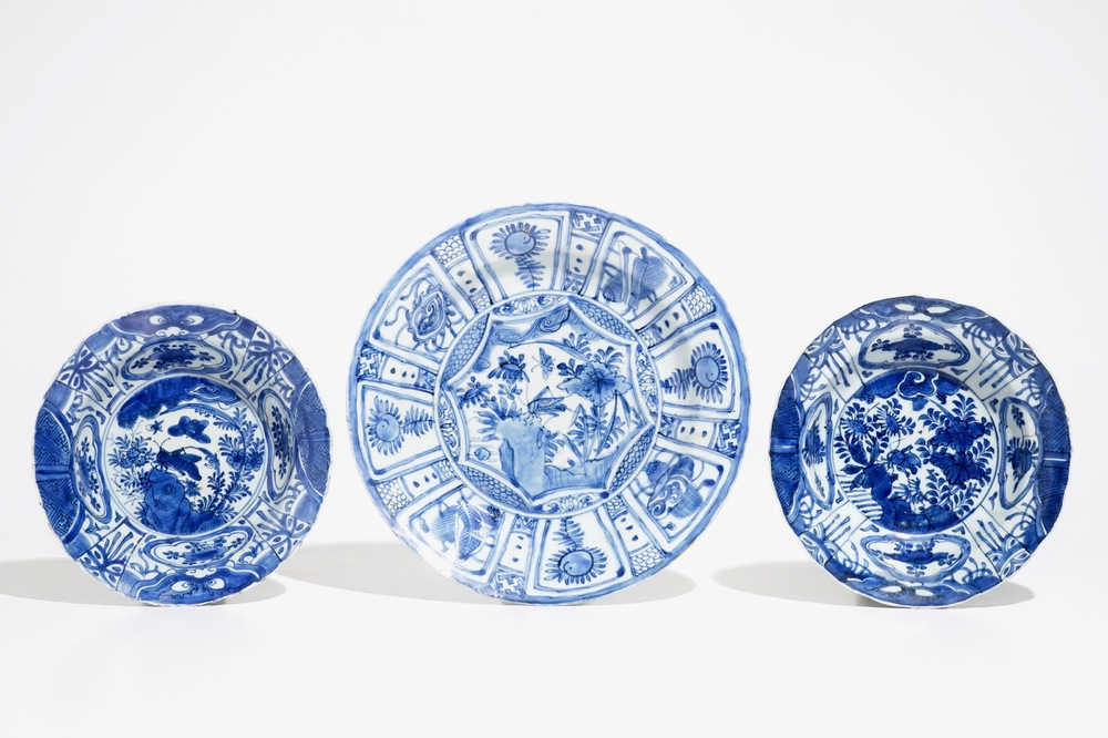 A pair of Chinese blue and white kraak porcelain bowls and a dish with crickets, Wanli