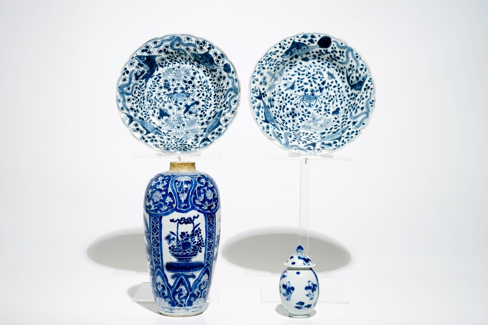 Two Chinese blue and white vases and a pair of plates, Kangxi