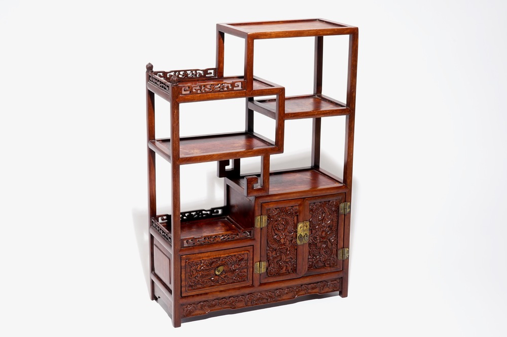 Een kleine Chinese gesculpteerd houten etag&egrave;re met drakenpanelen, ca. 1900
