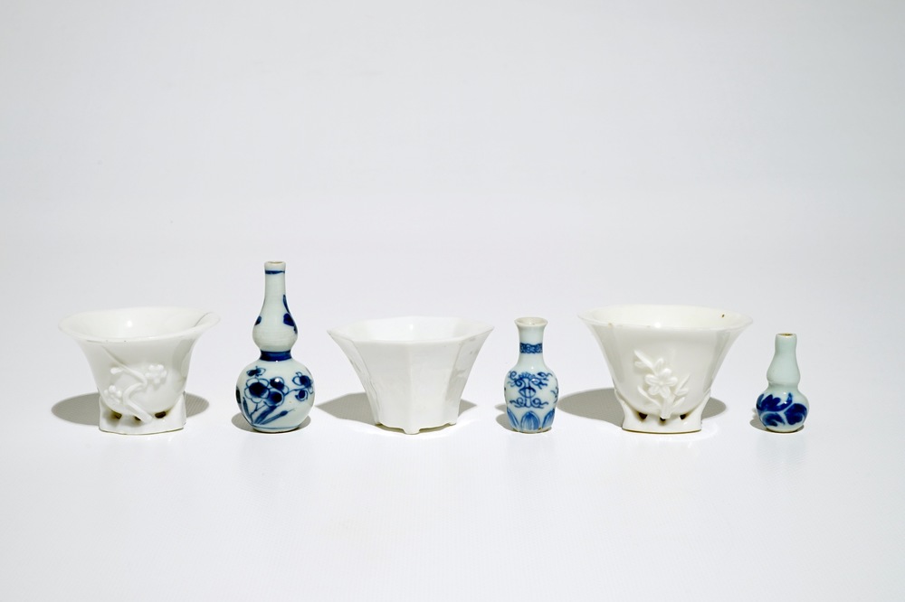 Drie Chinese blanc de Chine libation cups en drie blauwwitte miniatuur vaasjes, Kangxi