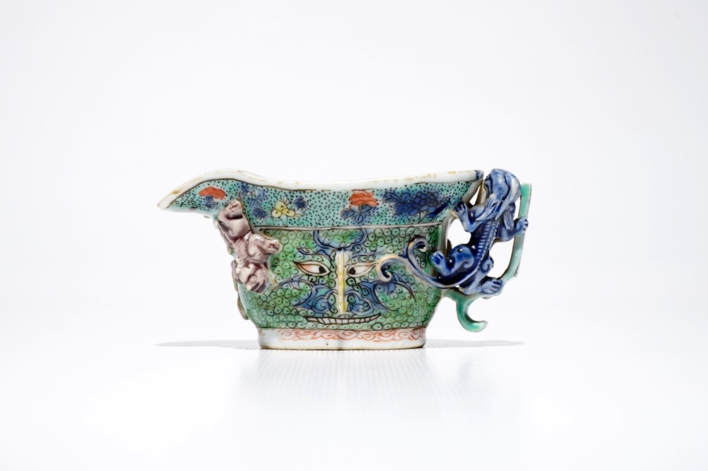 Une coupe libatoire en porcelaine de Chine famille verte, Kangxi