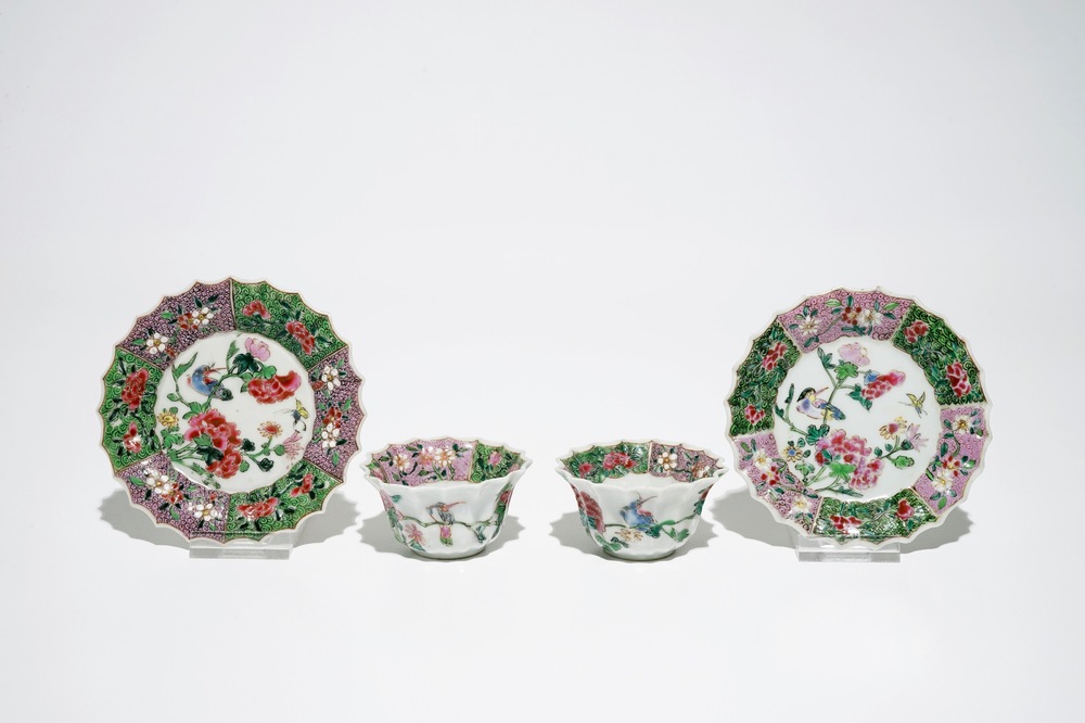 Une paire de tasses et soucoupes polylob&eacute;s en porcelaine de Chine famille rose, Yongzheng