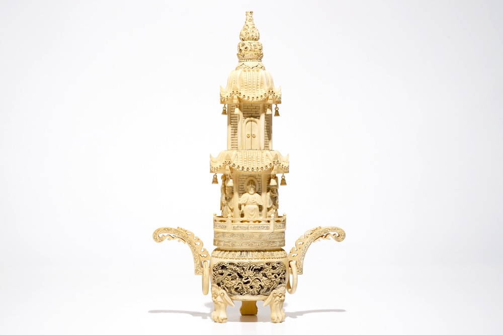 Un grand br&ucirc;le parfum en ivoire sculpt&eacute;, Chine, 19/20&egrave;me