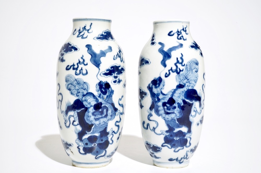 Une paire de vases en porcelaine de Chine bleu et blanc, marque de Kangxi, 19&egrave;me