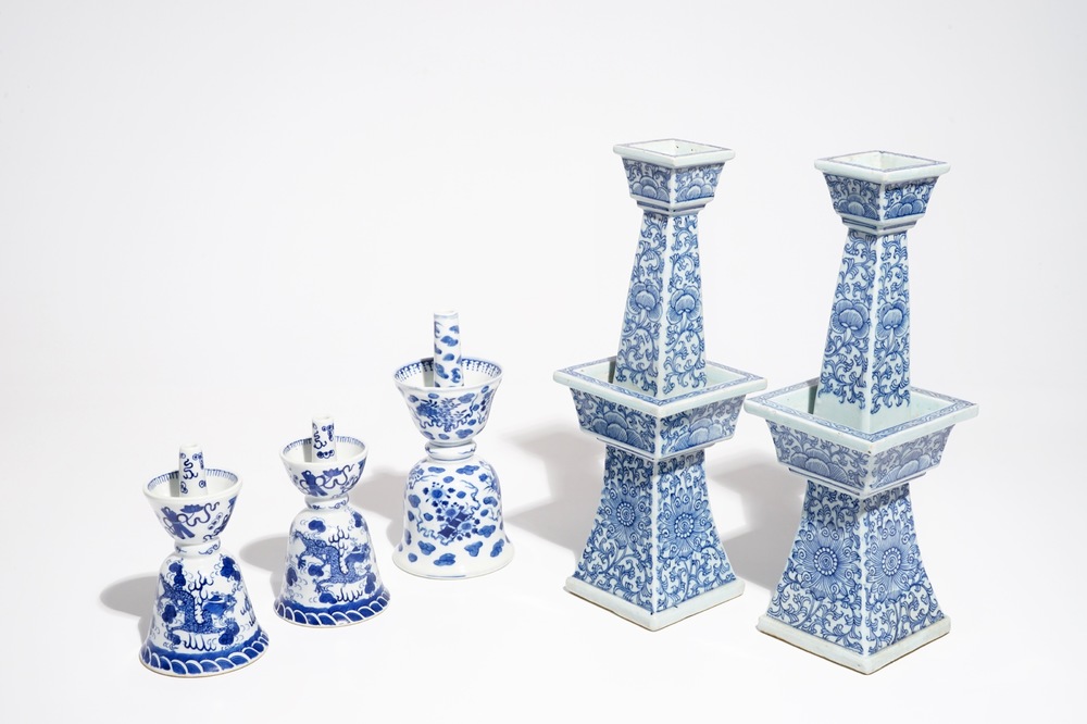 Cinq bougeoirs en porcelaine de Chine bleu et blanc, 19/20&egrave;me
