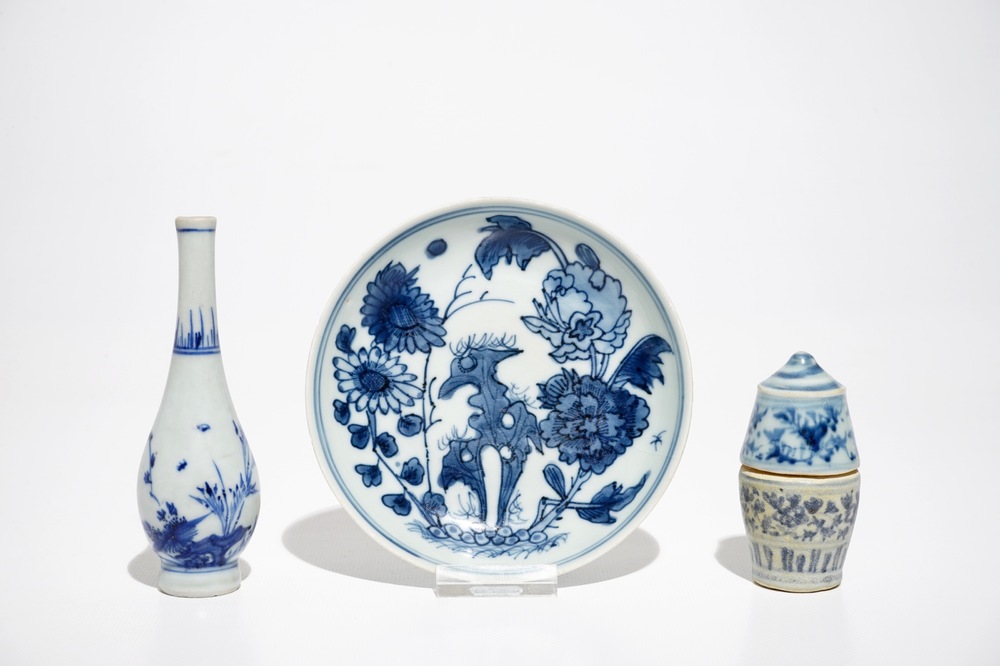 A Chinese blue and white cylindrical box and cover, a Hatcher cargo bottle vase and a saucer, Ming and Transitional period