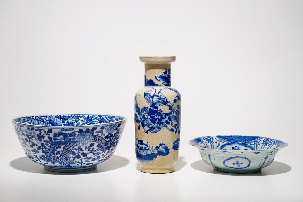 Two Chinese blue and white dragon bowls and a crackle-ground rouleau vase, Wanli and 19th C.