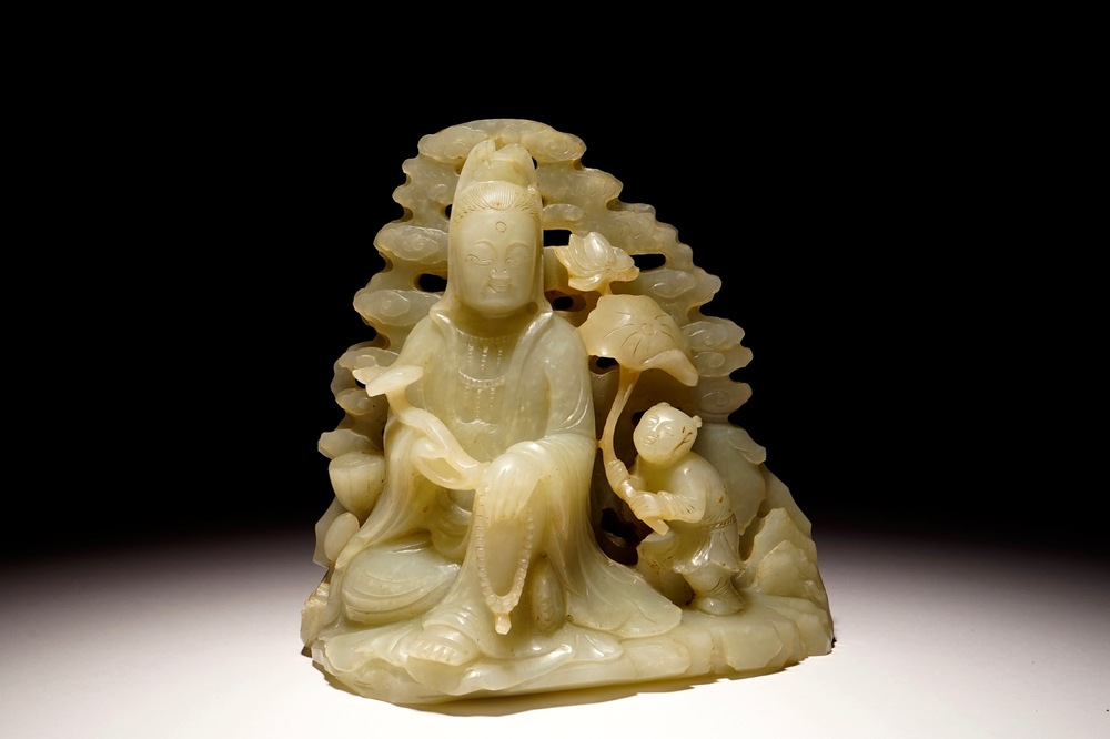 Un groupe en jade c&eacute;ladon sculpt&eacute; figurant une Guanyin avec un gar&ccedil;on, 19/20&egrave;me