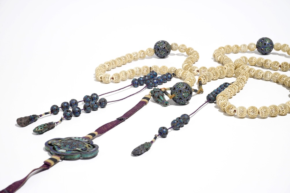 A Chinese ivory and enamelled silver court necklace, 18th C.