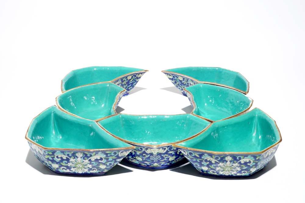 Un service &agrave; mendiants en porcelaine de Chine polychrome &agrave; fond bleu, 19&egrave;me