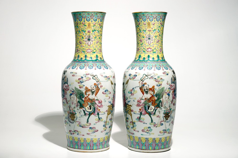 Une paire de grands vases en porcelaine de Chine famille rose, marque et &eacute;poque de Guangxu