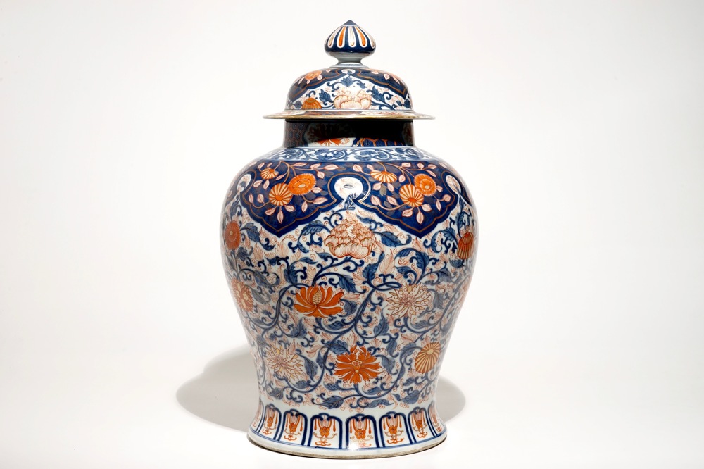 A large Chinese Imari style baluster jar and cover, 18/19th C.