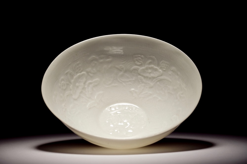 A Chinese monochrome white eggshell anhua bowl with applied design, Yongzheng mark, 19/20th C.