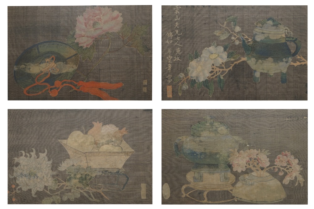 Quatre tableaux encadr&eacute;s aux antiquit&eacute;s et fleurs, Chine, 19&egrave;me