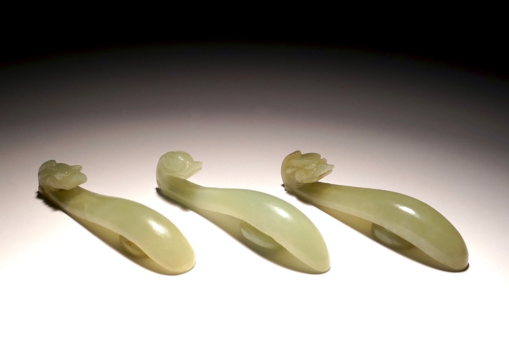 Trois boucles de ceintures en jade c&eacute;ladon, Chine, 19/20&egrave;me