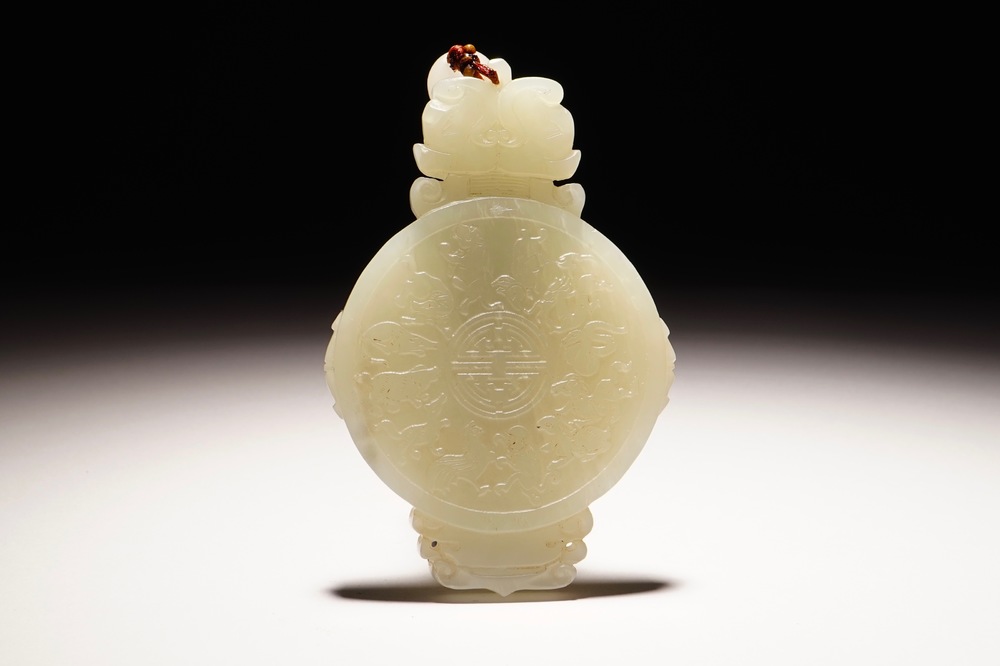 Une amulette en jade &agrave; d&eacute;cor zodiaque, Chine, 20&egrave;me