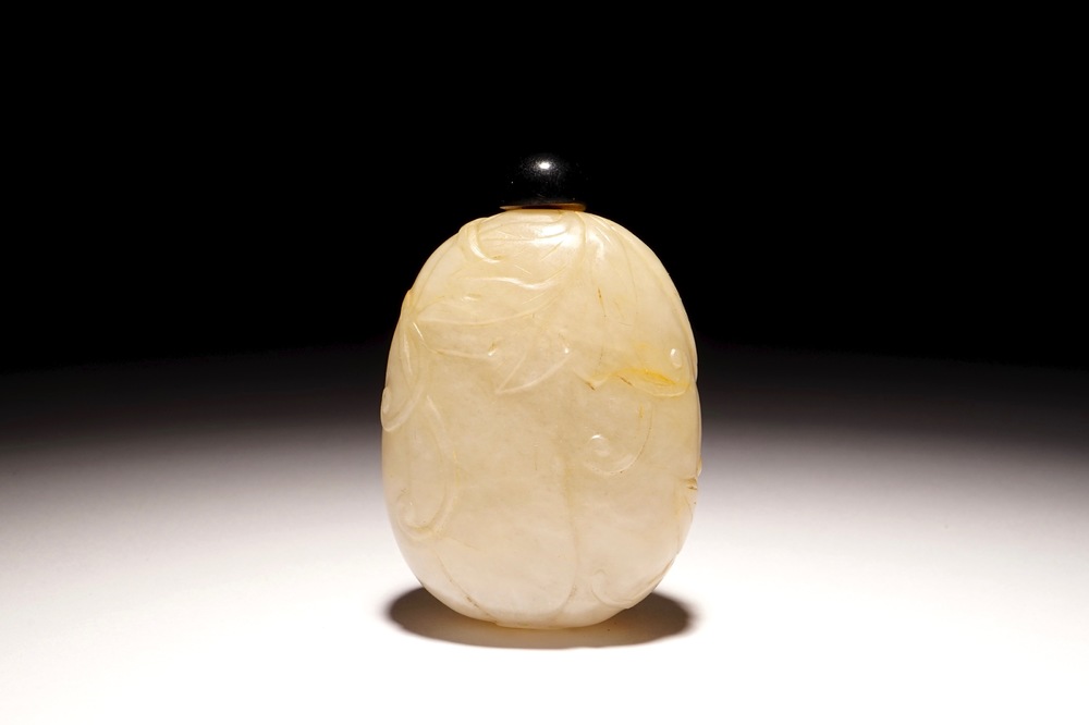 A Chinese jade fushou gua snuff bottle, 19th C.