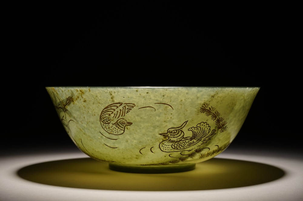Un bol en jade vert &eacute;pinards &agrave; d&eacute;cor grav&eacute; et dor&eacute;, Chine, 19/20&egrave;me