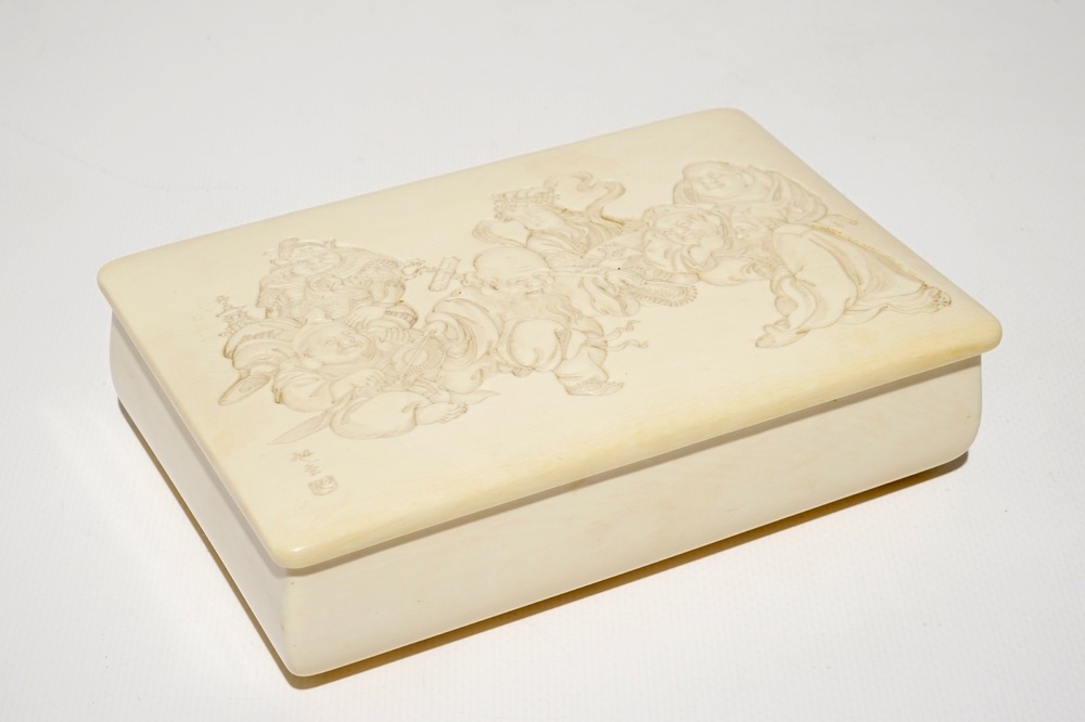 Une bo&icirc;te rectangulaire en ivoire sculpt&eacute;, sign&eacute;, Meiji, 19&egrave;me