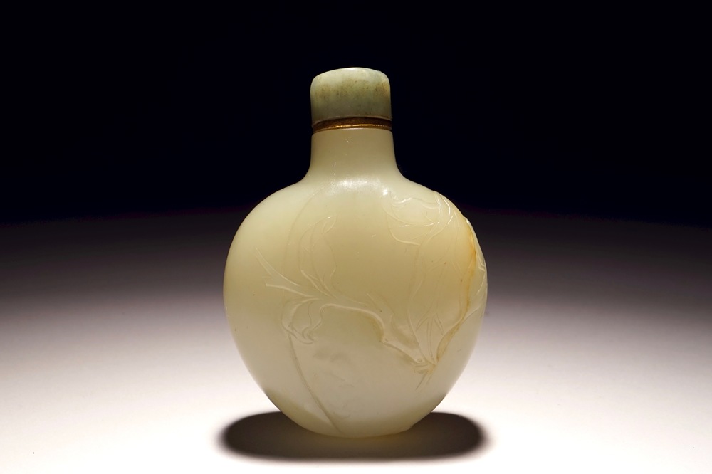 Een Chinese jade snuiffles met floraal decor in reli&euml;f, 18/19e eeuw