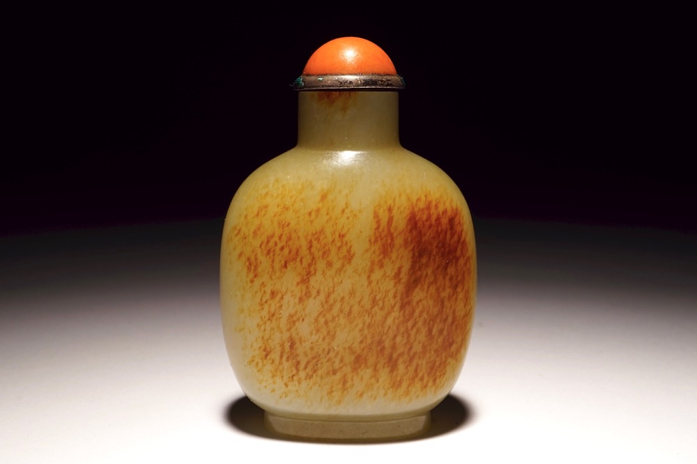 A Chinese brown jade snuff bottle, 19th C.