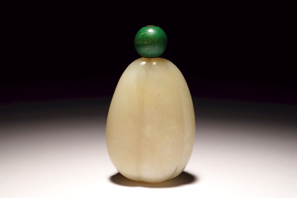A Chinese lobed jade snuff bottle, 19th C.