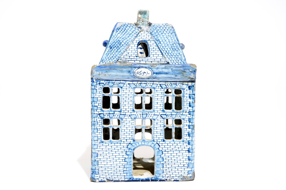 Een blauwwit Delfts model van een huis, 18e eeuw
