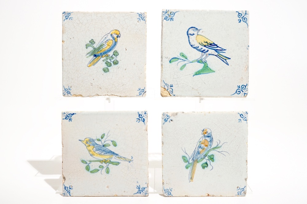 Quatre carreaux aux oiseaux en fa&iuml;ence polychrome de Delft, 17&egrave;me