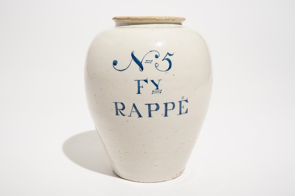 Een ongewone blauwwitte Delftse tabakspot, 18e eeuw