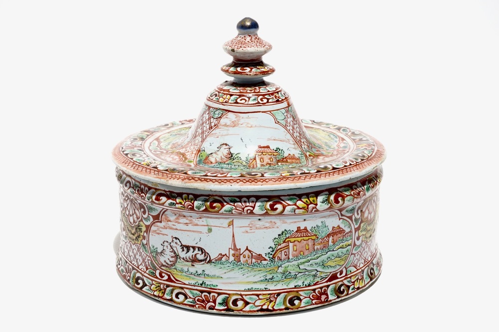 Une bo&icirc;te &agrave; tabac en fa&iuml;ence de Delft polychrome petit feu, 18&egrave;me