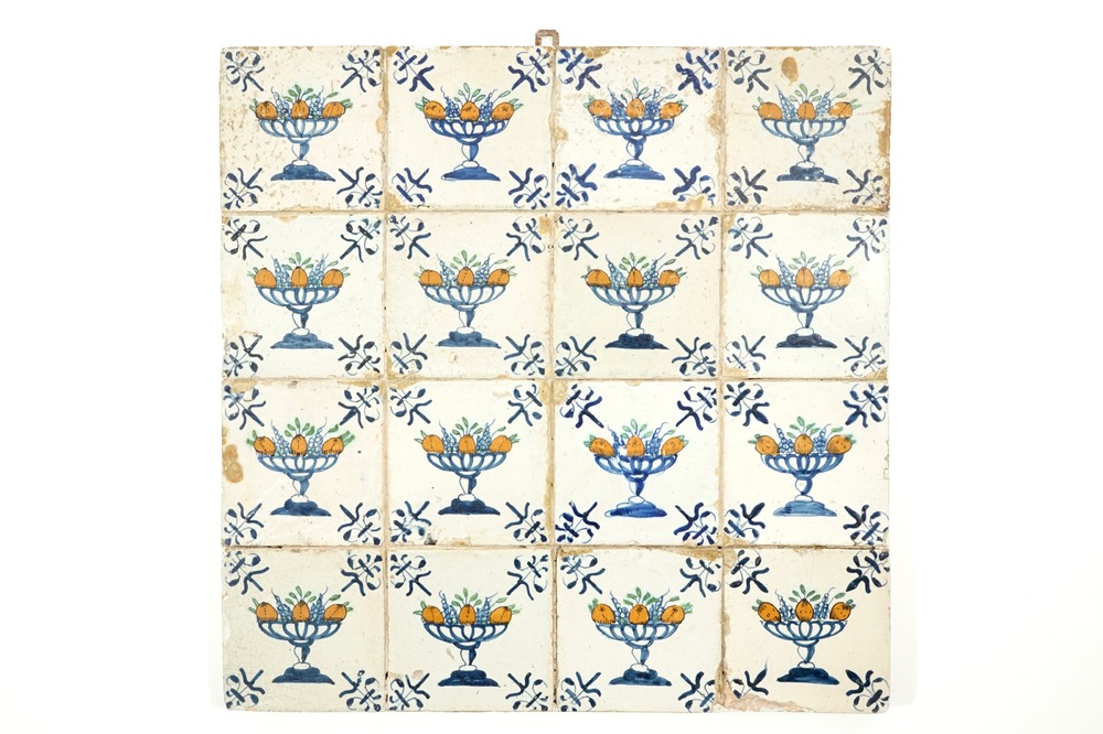 Een veld van 16 polychrome Delftse tegels met tazza's met fruit, 17e eeuw