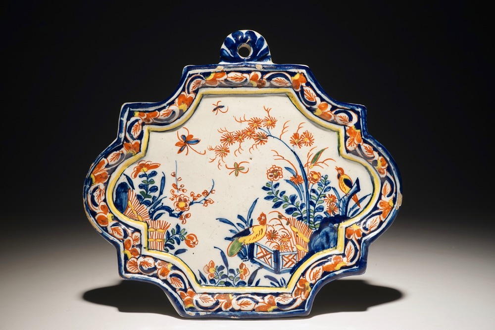 Une plaque en fa&iuml;ence de Delft polychrome &agrave; d&eacute;cor d'oiseaux parmi fleurs, 18&egrave;me
