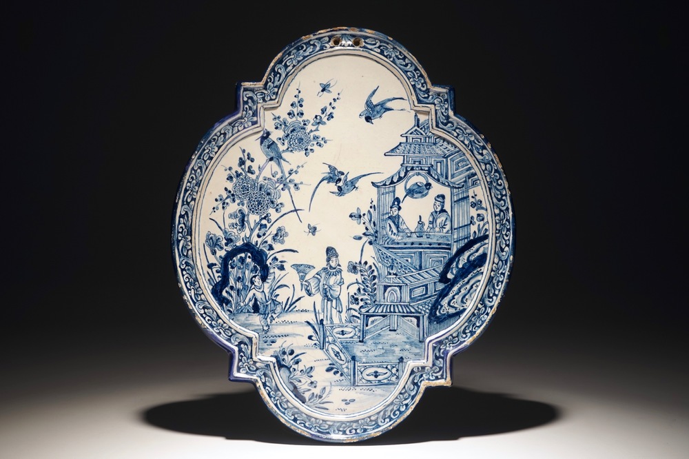Une plaque en fa&iuml;ence de Delft bleu et blanc &agrave; d&eacute;cor de figures aupr&egrave;s d'une pagode, 18&egrave;me