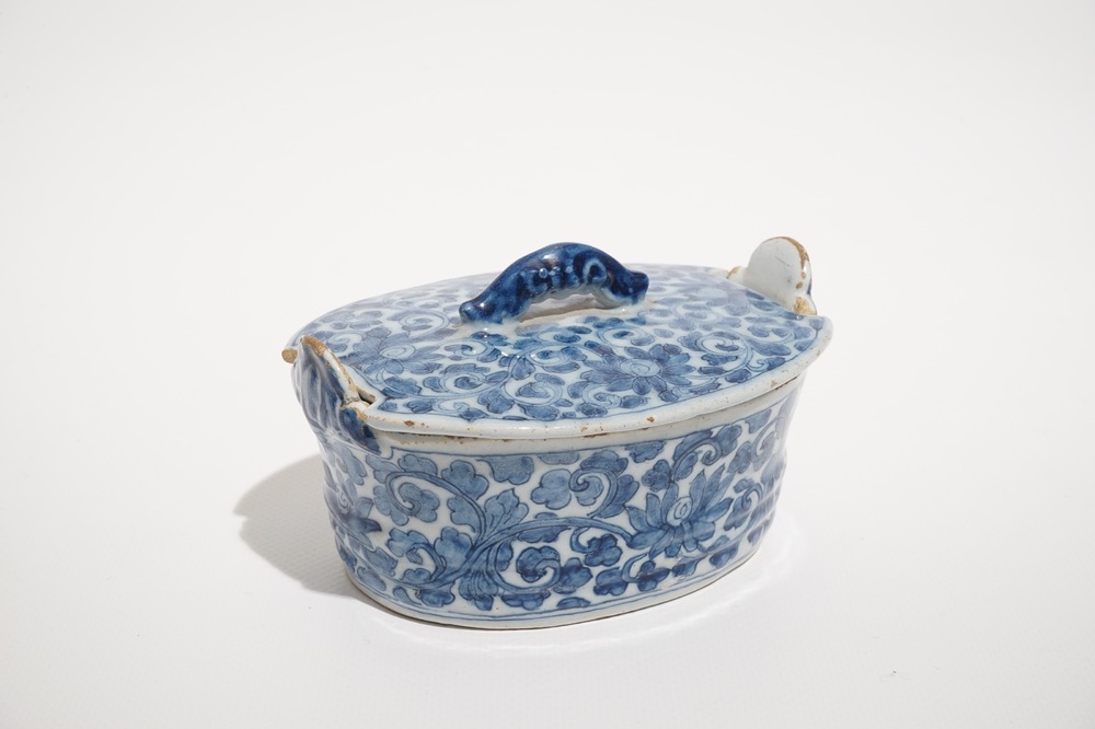 Un beurrier en fa&iuml;ence de Delft bleu et blanc &agrave; d&eacute;cor de rinceaux de pivoines, 18&egrave;me