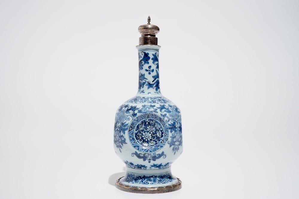 Een blauwwitte Delftse vaas met zilveren montuur, Samuel van Eenhoorn, 1678 - 1686
