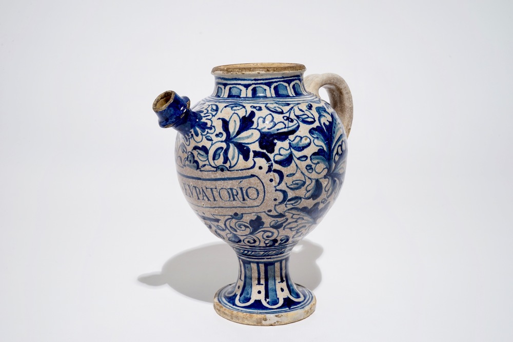 Een blauwwitte siroopkan met "A foglie" decor in Antwerpse majolica, 16e eeuw