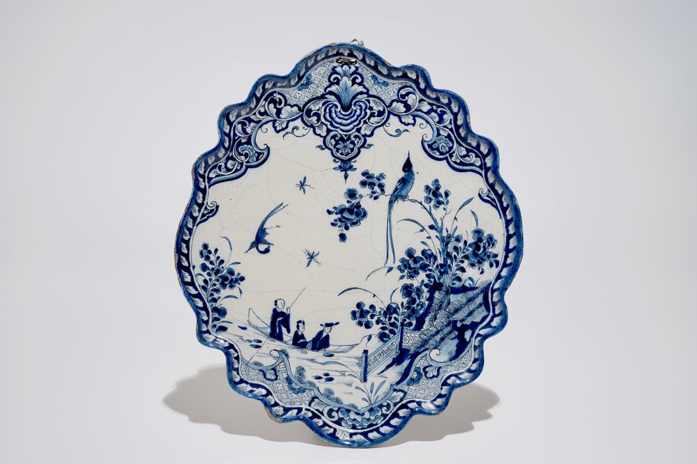 Une plaque en fa&iuml;ence de Delft bleu et blanc &agrave; d&eacute;cor de chinoiserie, 1&egrave;re moiti&eacute; du 18&egrave;me