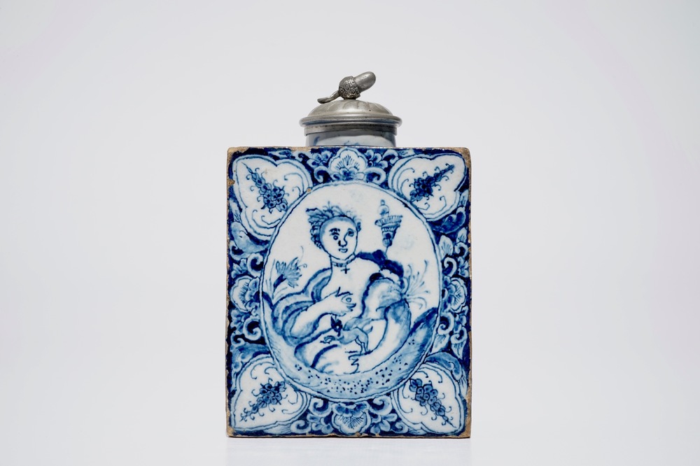 Une bo&icirc;te &agrave; th&eacute; en fa&iuml;ence de Delft bleu et blanc &agrave; d&eacute;cor &eacute;rotique, 18&egrave;me