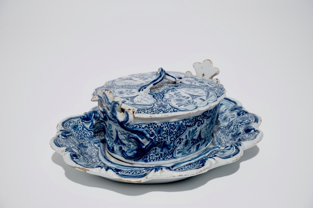 Un beurrier sur sous-plat en fa&iuml;ence de Delft bleu et blanc, 18&egrave;me