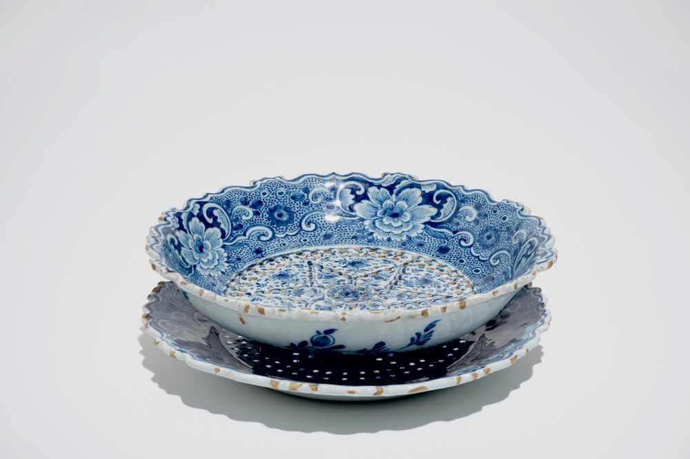 Un fraisier sur pr&eacute;sentoir en fa&iuml;ence de Delft bleu et blanc, 18&egrave;me