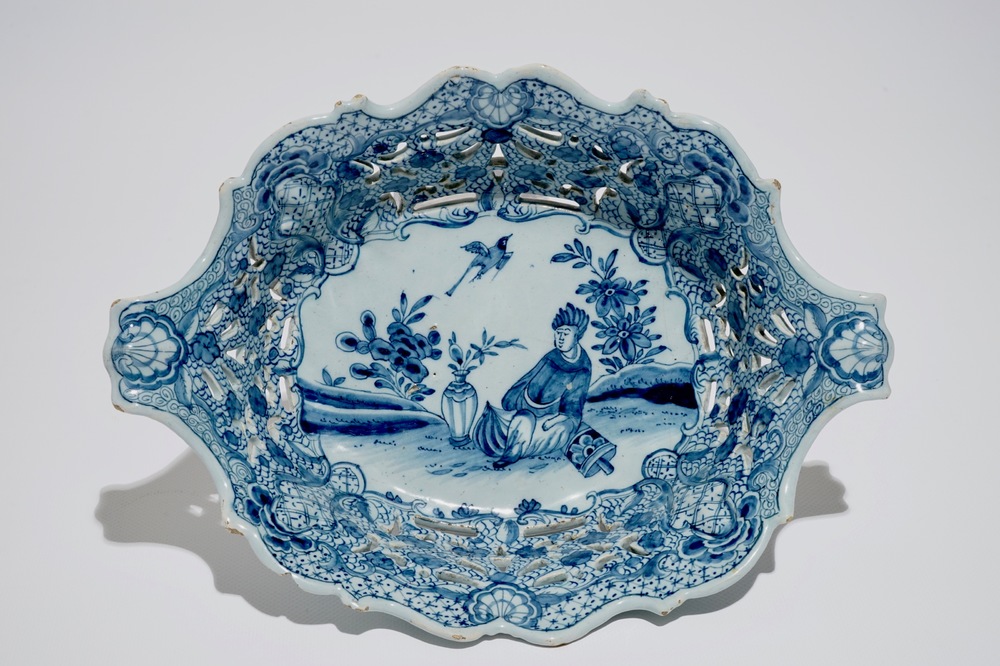 Een blauwwitte Delftse opengewerkte mand met chinoiserie decor, 18e eeuw