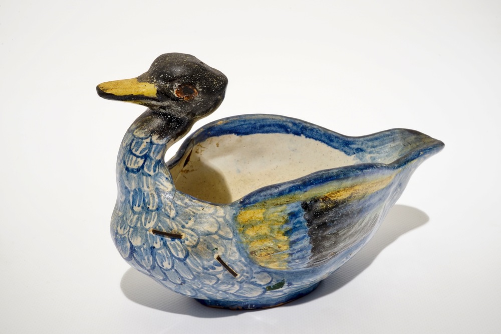 Een polychrome sauskom in de vorm van een eend, Noord-Frankrijk, 18e eeuw
