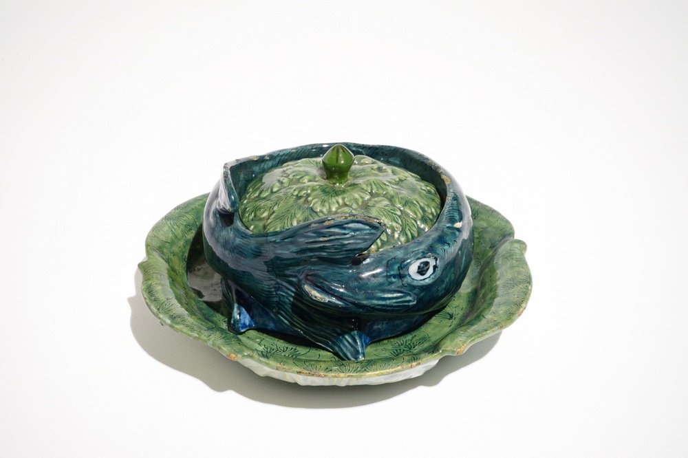 Une terrine couverte sur support en forme de truite en fa&iuml;ence de Delft polychrome, 18&egrave;me