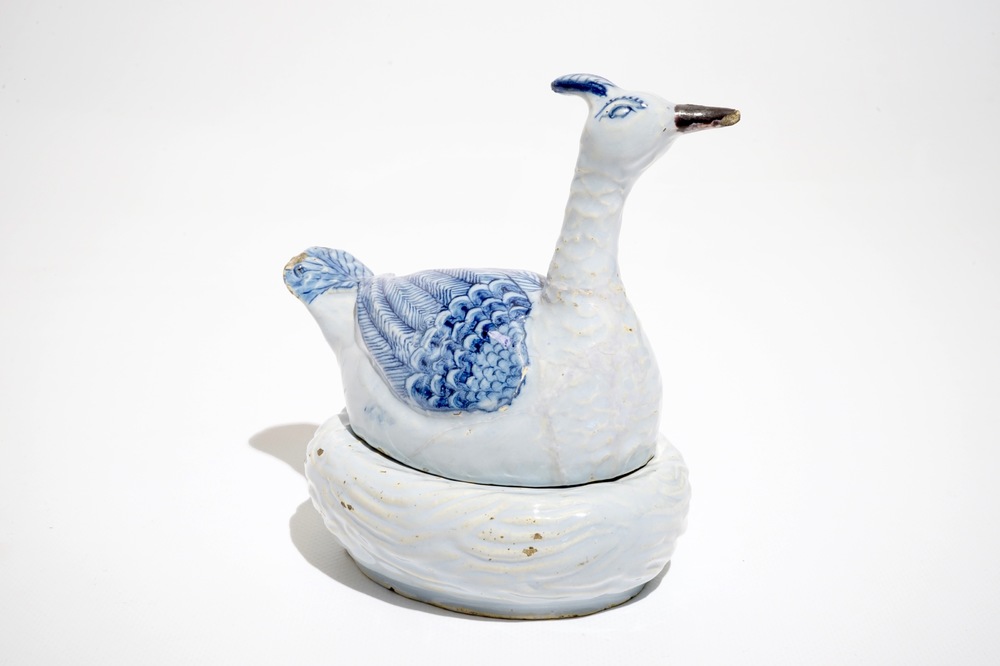 Un beurrier en fa&iuml;ence de Delft bleu et blanc en forme de pluvier, 18&egrave;me
