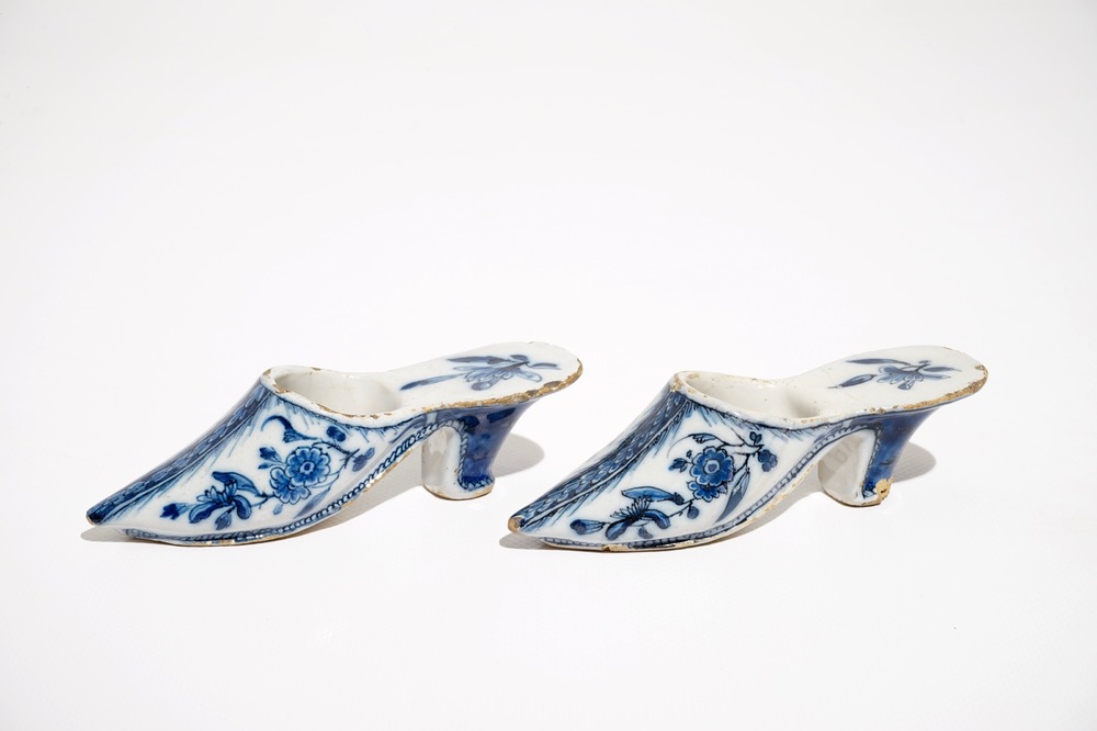 Een paar blauwwitte Delftse muiltjes met floraal decor, 18e eeuw