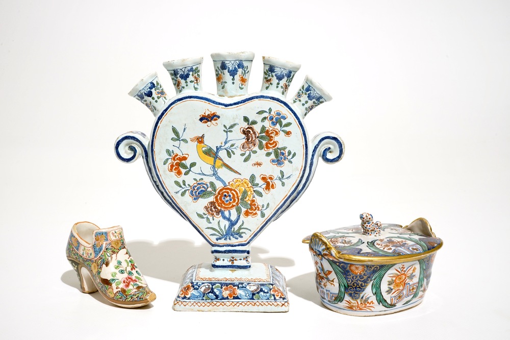 Een hartvormige tulpenvaas, een muiltje en een botervloot in Delftse stijl, Frankrijk, 19e eeuw
