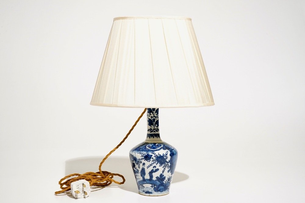 Un vase en fa&iuml;ence de Delft bleu et blanc &agrave; d&eacute;cor de chinoiserie, 18&egrave;me